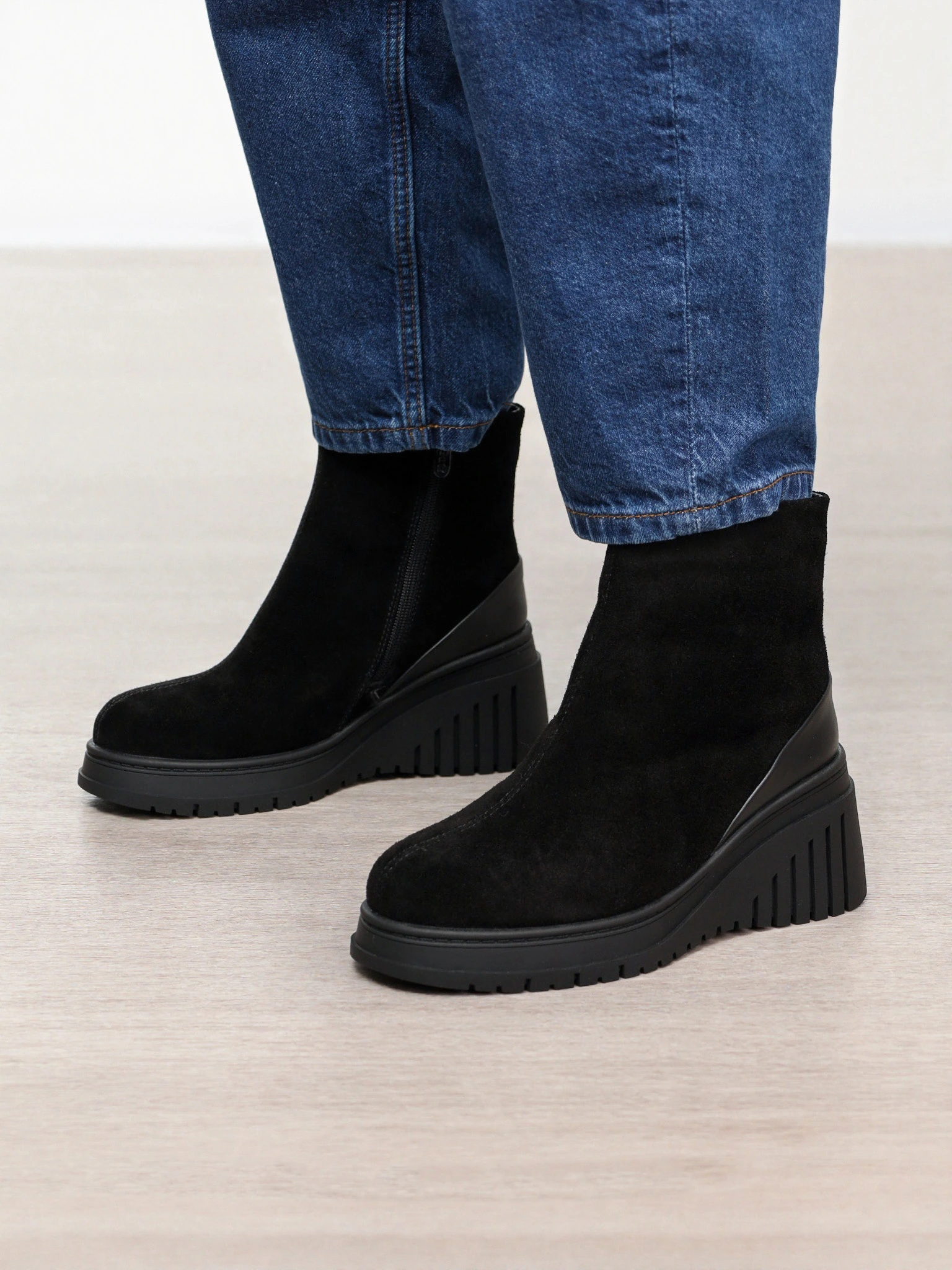 Ботинки черного цвета на высокой танкетке